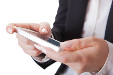 bir akıllı telefon tutarak kız