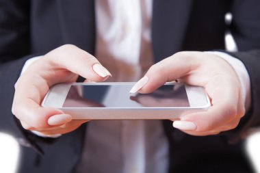 kadın elinde telefon