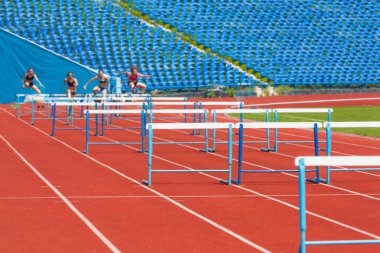 sporcular yarışı engeller ile