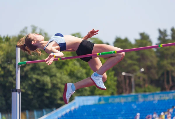 Sportswoman jumps in height — Stock Photo, Image