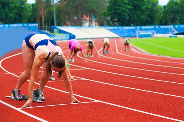 Sportlerinnen am Start — Stockfoto