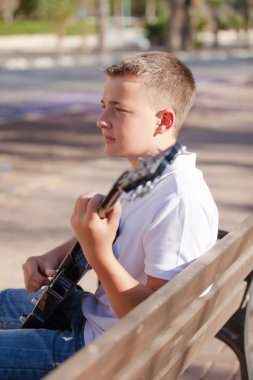 genç gitar çalmayı öğrenme 