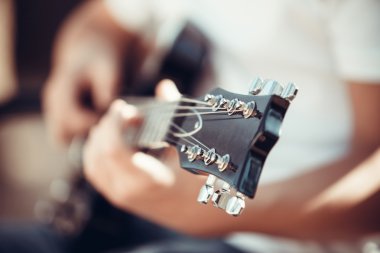 Genç elinde gitar 