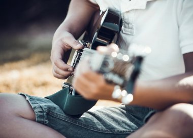 ellerinde elektro gitar 