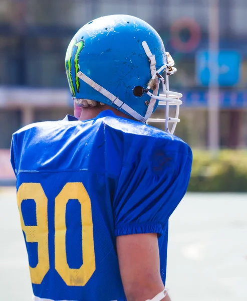 American football speler in helm — Stockfoto