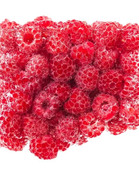 矿泉水中的新鲜树莓 — 图库照片