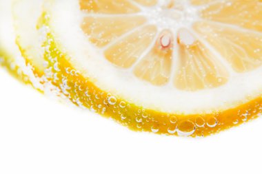 baloncuklar içinde limon dilimleri 