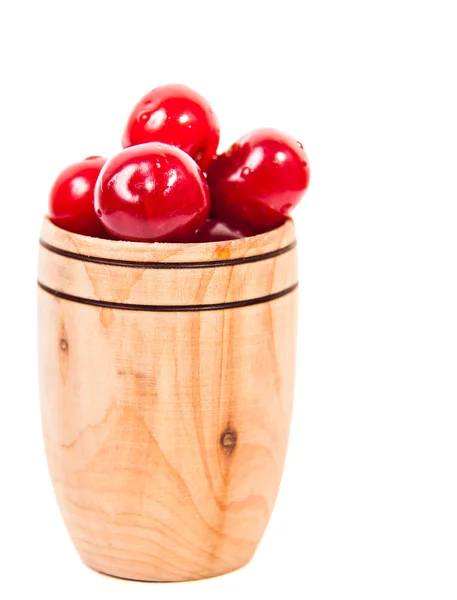 Cerezas en una taza de madera — Foto de Stock