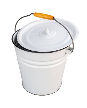 Emaye kovası beyaz izole arkaplana yakın çekim