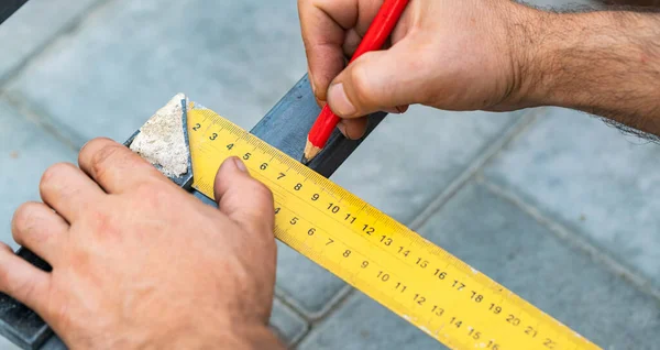 Hombre Mide Metal Con Una Regla Para Corte Las Manos — Foto de Stock