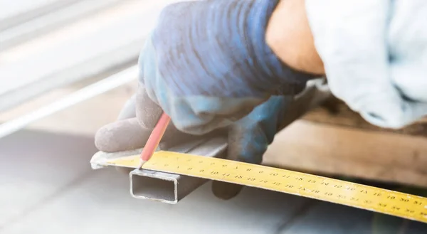 Mann Misst Metall Mit Lineal Zum Schneiden Hände Aus Nächster — Stockfoto