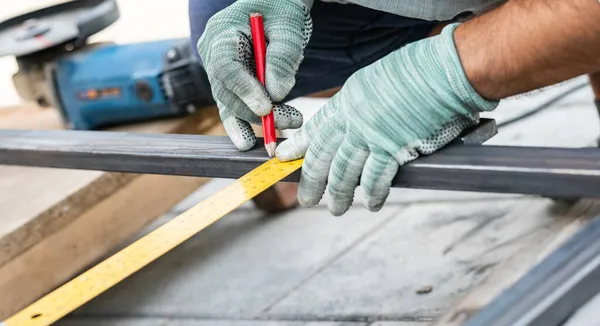 Man Measures Metal Ruler Cutting Hands Close — Stock Photo, Image