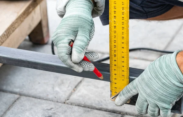 Mann Misst Metall Mit Lineal Zum Schneiden Hände Aus Nächster — Stockfoto