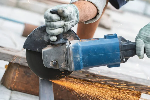 Arbetar Med Cirkelsåg Skärande Metall Närbild — Stockfoto