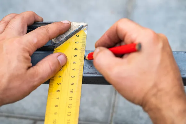 Hombre Mide Metal Con Una Regla Para Corte Las Manos — Foto de Stock