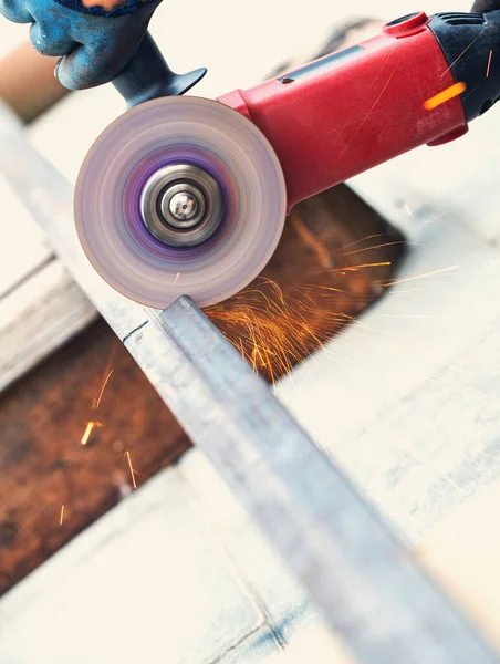 Trabajar Con Una Sierra Circular Cortando Cerca Metal — Foto de Stock