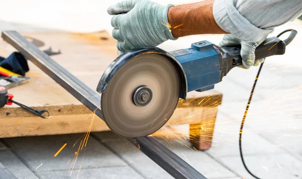 Travailler Avec Une Scie Circulaire Découpe Métal Close — Photo