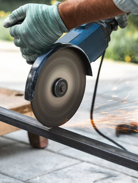 Arbeiten Mit Einer Kreissäge Die Metall Aus Nächster Nähe Schneidet — Stockfoto