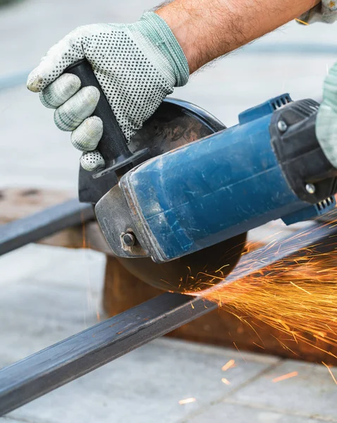 Arbeiten Mit Einer Kreissäge Die Metall Aus Nächster Nähe Schneidet — Stockfoto