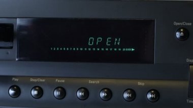 Ses kaydedici, bir adam düğmelere basıyor.