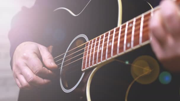 Чоловік Грає Гітарі Руки Струнах Крупним Планом — стокове відео