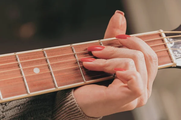 Mujer Tocando Guitarra Las Manos Las Cuerdas Cerca —  Fotos de Stock