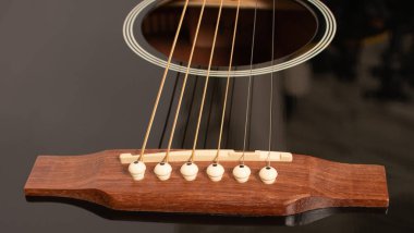 müzikal arkaplan, siyah yeni gitar telleri yakın plan