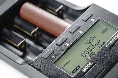 Bataryaları yakın çekimli elektronik şarj cihazı, arka plan