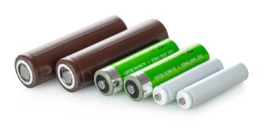 Beyaz izole edilmiş arkaplanda yeni piller.