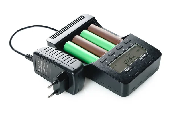 Oplader Met Batterijen Een Witte Geïsoleerde Achtergrond Clipping Patch — Stockfoto