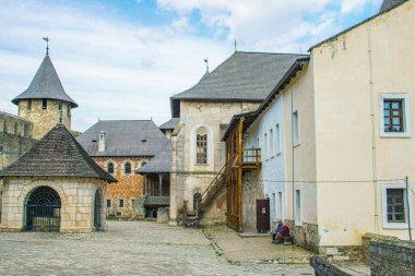 Khotyn, Ukrayna - 29 Mart 2022: Khotyn Kalesi ile görüş, Khotyn kasabasındaki tahkim kompleksi