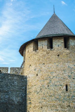 Khotyn, Ukrayna - 29 Mart 2022: Khotyn Kalesi ile görüş, Khotyn kasabasındaki tahkim kompleksi