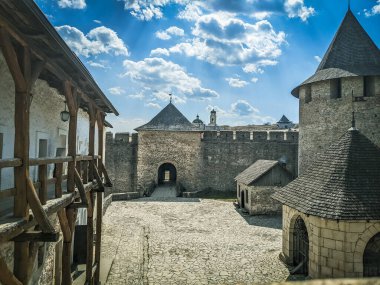 Kulesi olan antik bir taş kale manzarası