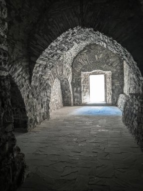 Eski bir taş şatonun zindanına giriş