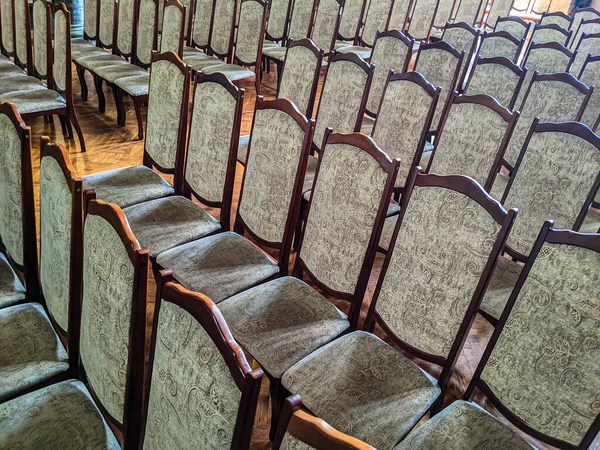 Klassieke Stoelen Staan Een Rij Kamer Interieur — Stockfoto