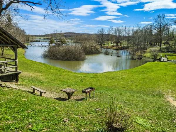 Landschap Meer Met Tuinhuisjes Groen Gras — Stockfoto