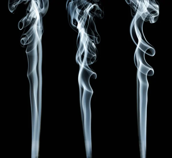 黒の背景に抽象的な形の煙が — ストック写真