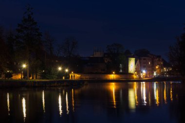 Zatka seti Ceske Budejovice, Malse ve Vltava nehrinin kıyısında. Uzun pozlama kenti