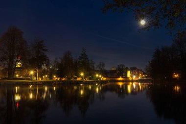 Zatka seti Ceske Budejovice, Malse ve Vltava nehrinin kıyısında. Uzun pozlama kenti