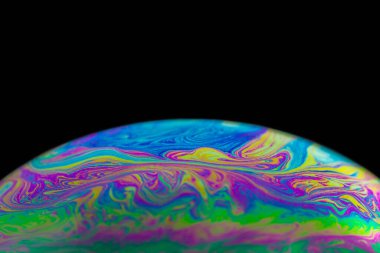 Siyah arkaplanda makro renkli soyut sabun balonu 