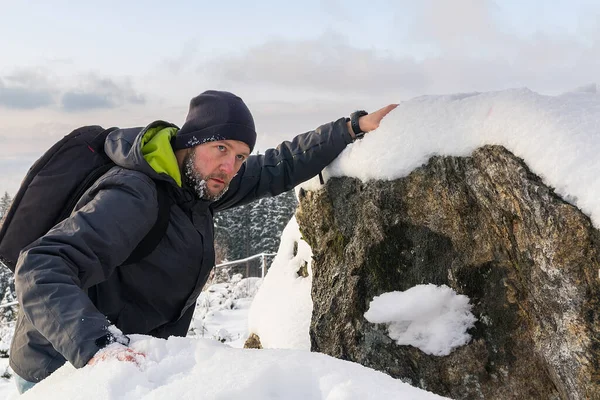 Donmuş Genç Adam Ceketli Sırt Çantalı Kar Taşına Taşa Tırmanıyor — Stok fotoğraf
