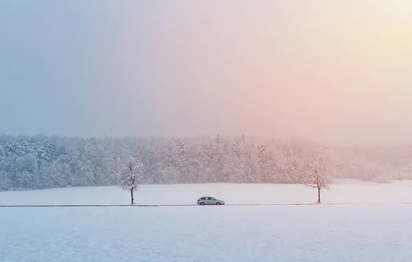 Jazda Samochodem Drodze Zimą Czeski Krajobraz Śniegiem Słońcem Transport Przy — Zdjęcie stockowe