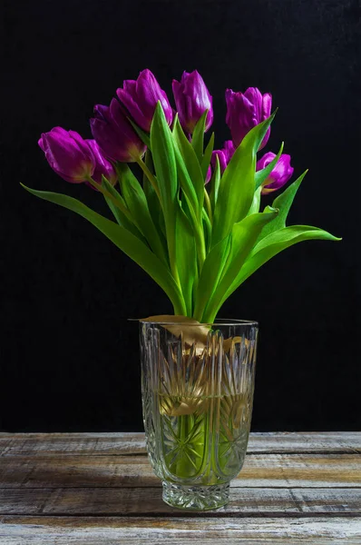 Mor Lale Kırsal Masada Cam Vazoda Zambak Siyah Arkaplanda Çiçek — Stok fotoğraf