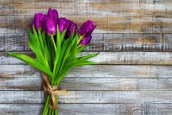 Mor Lale Kırsal Masada Zambak Ahşap Arka Planda Çiçek Buketi — Stok fotoğraf