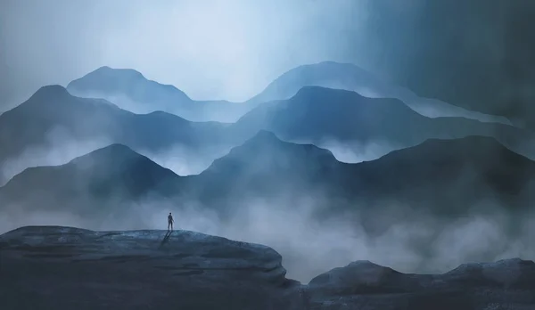 Sis Karamsar Gökyüzü Ile Dağ Manzarasında Duran Insan Silueti Doku — Stok fotoğraf