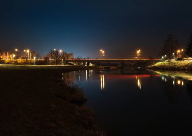 Geceleri Ceske Budejovice 'de Vltava nehri üzerindeki büyük bir trafik köprüsü. Uzun pozlama, Çek Cumhuriyeti