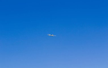 Ultra hafif, mavi gökyüzünde uzun ipli bir uçak. Spor, ulaşım geçmişi