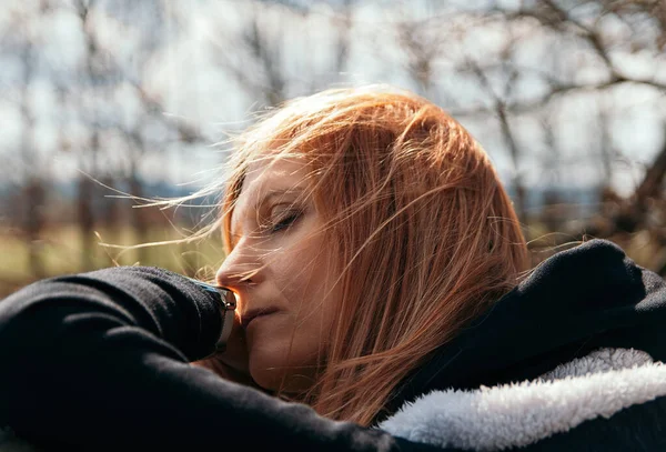 Portrait Young Caucasian Redhead Ginger Hair Woman Resting Spring Sun — ストック写真