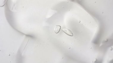 Şişeden çıkan köpükle şeffaf şampuan döküyorum. Makro kozmetik, daha temiz doku arkaplanı, beyaz üzerine izole