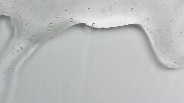 Reinig Transparante Shampoo Met Bubbel Die Uit Bodem Stroomt Macrocosmetische — Stockvideo